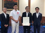 左から大阪府商工労働部 小林部長、大阪府 吉村知事、株式会社三菱UFJ銀行 松岡専務、株式会社三菱UFJ銀行大阪公務部 玉置部長