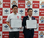 記念撮影をする知事、住友生命保険相互会社取締役代表執行役社長