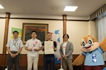 左から環境農林水産部長、吉村知事、株式会社アイモバイル田中代表取締役、文田取締役、もずやん