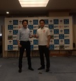 総会終了後の会見にて永藤堺市長と拳を合わせる知事