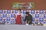 いちじくを調理する知事