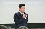 「国際金融都市OSAKA推進委員会」委員を前に意見を述べる知事