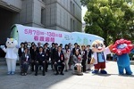 PRバスをバックに記念撮影をする知事