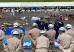 土のうを積む訓練を行う水防団などを激励する吉村知事