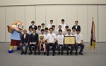 大阪体育大学浪商中学校の皆さんと記念撮影をする知事