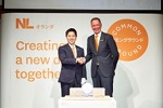 オランダパビリオンの模型を紹介する知事と在大阪オランダ総領事