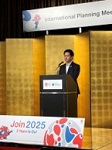 歓迎のあいさつを述べる知事