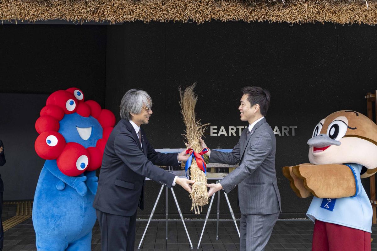 茅贈呈式の写真