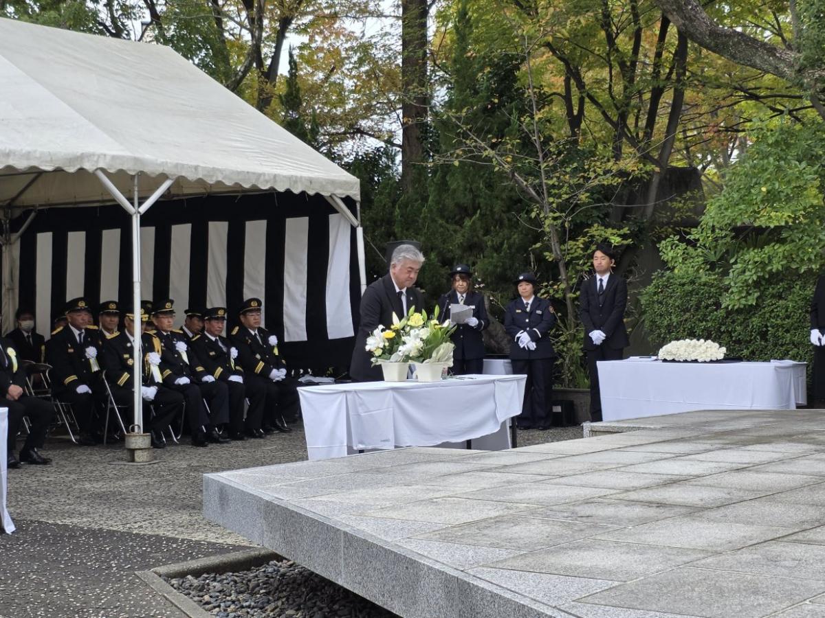 献花する金城議長