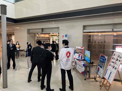 取材を受ける所長
