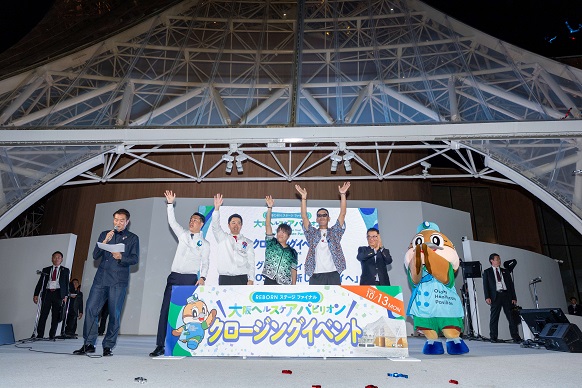 クロージングイベントに出席する知事