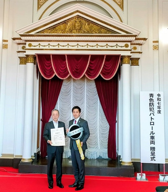 自動車レプリカキーを持つ知事と感謝状を持つ平川理事長による写真