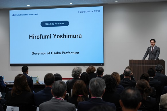 主催者挨拶として登壇する知事