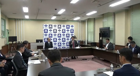 協議会に出席する知事