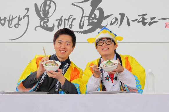 魚庭の海づくり丼をPRする知事