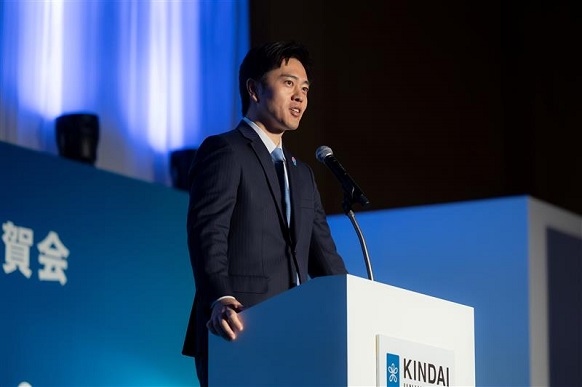 祝辞を述べる知事