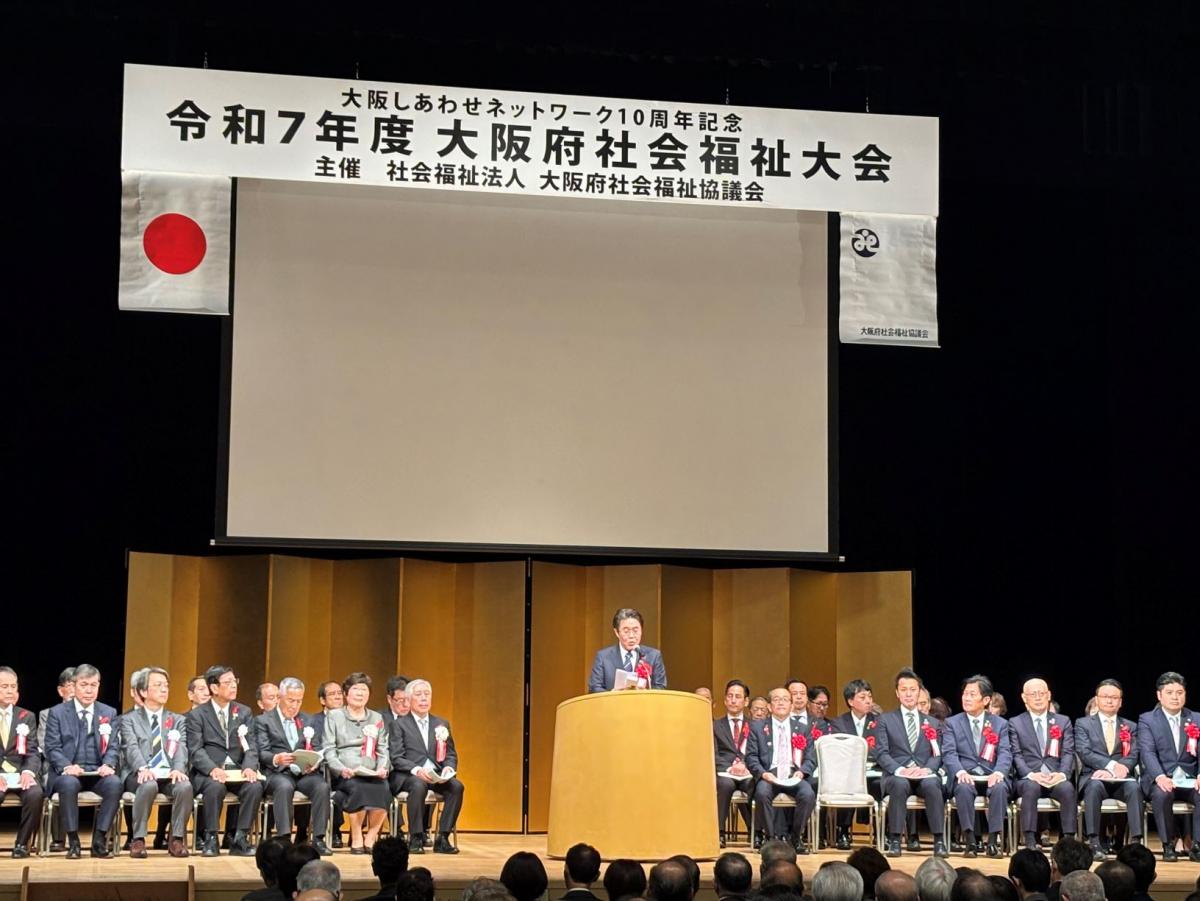 祝辞を述べる紀田副議長