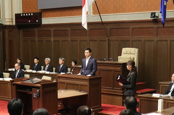 大阪府への寄付に対してお礼の言葉を述べる知事