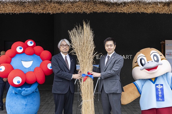 小山薫堂氏から茅を受け取る知事