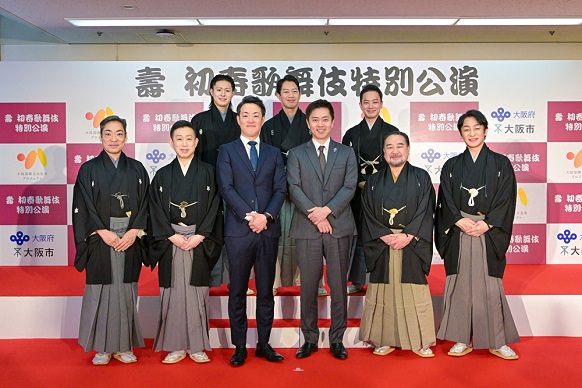 フォトセッションに参加する知事