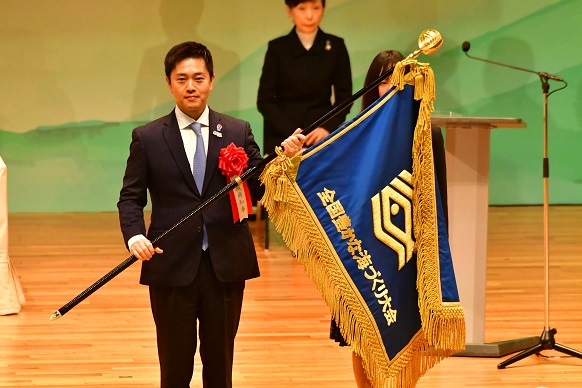 大会旗を受け取る知事（三重県提供）