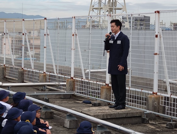 姫島小学校の屋上で生徒に呼びかける知事