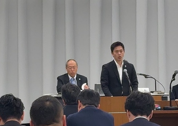関西広域連合議会で答弁する知事