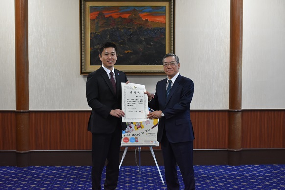 寄付者（桝谷 徹　氏）に感謝状を手渡した後。記念写真を撮影する知事