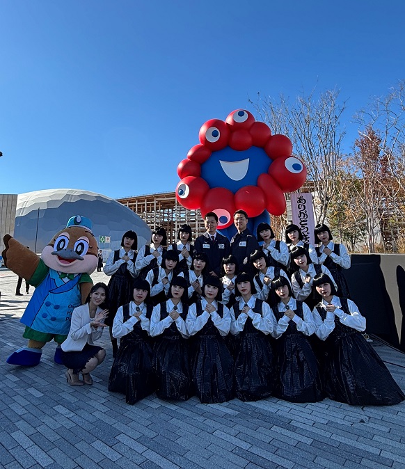 他登壇者と記念撮影をする知事