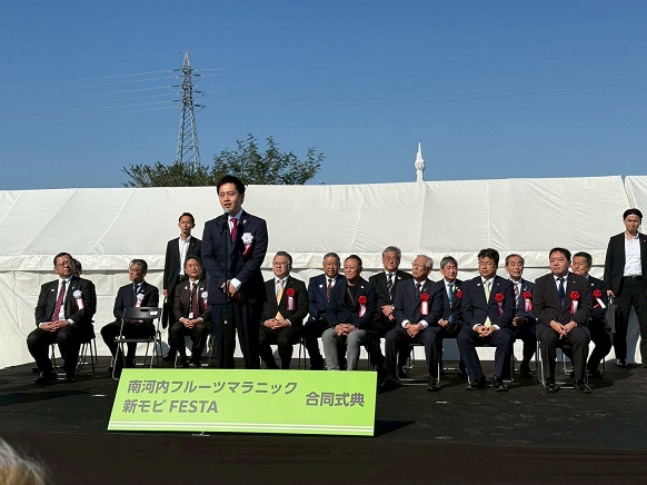 式典であいさつをする知事