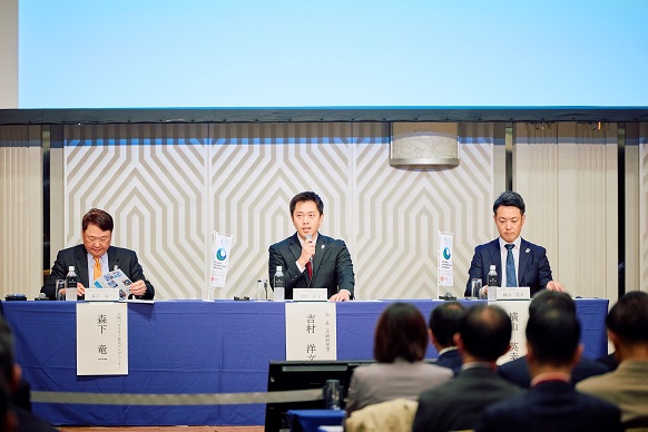 委員総会に出席する知事