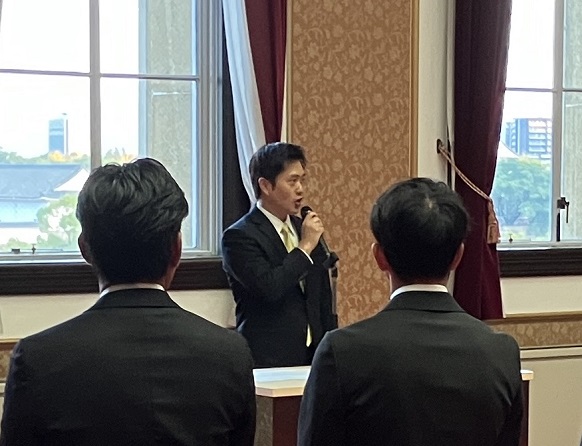 お祝いの言葉を述べる知事