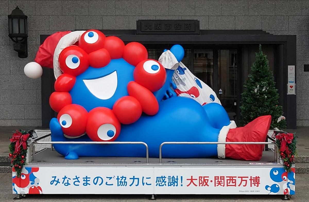 大阪市役所前のミャクミャクモニュメント