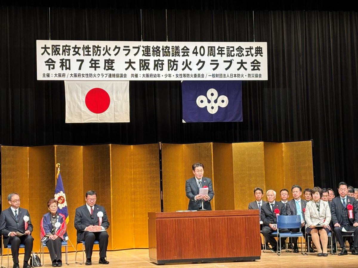 祝辞を述べる紀田副議長