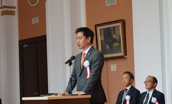 あいさつをする知事