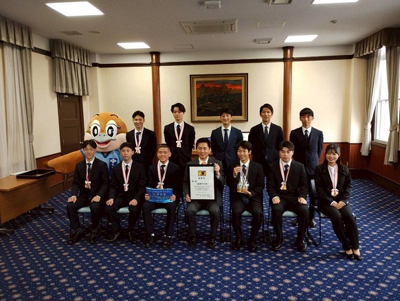 第21回 全日本大学フットサル大会優勝選手（関係者含む）と知事