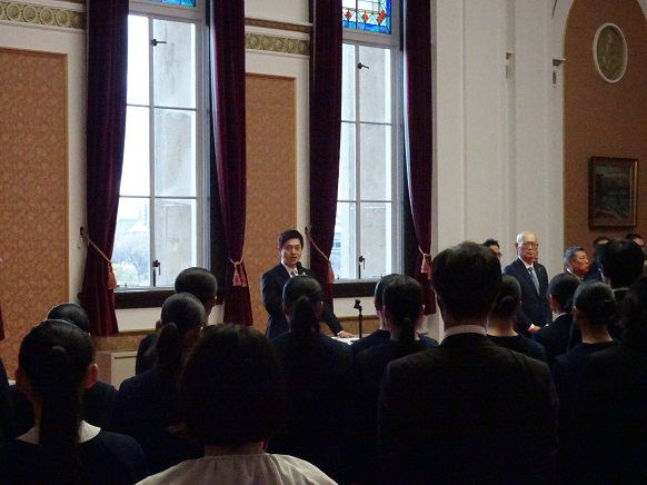 表敬訪問された生徒より優勝の報告を受ける知事