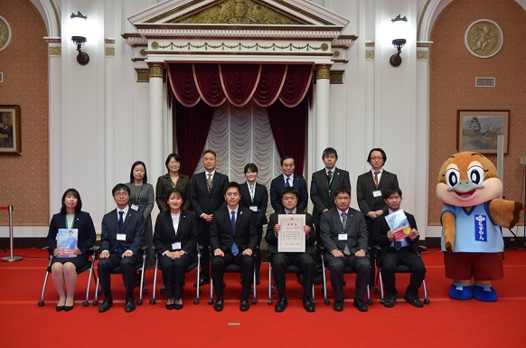 「優秀職員等表彰」・「活躍職員等表彰」の受賞者と知事