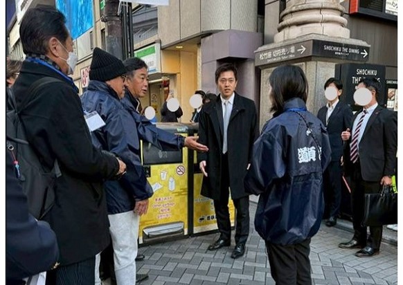 関係者からスマートごみ箱の構造について説明を受ける知事