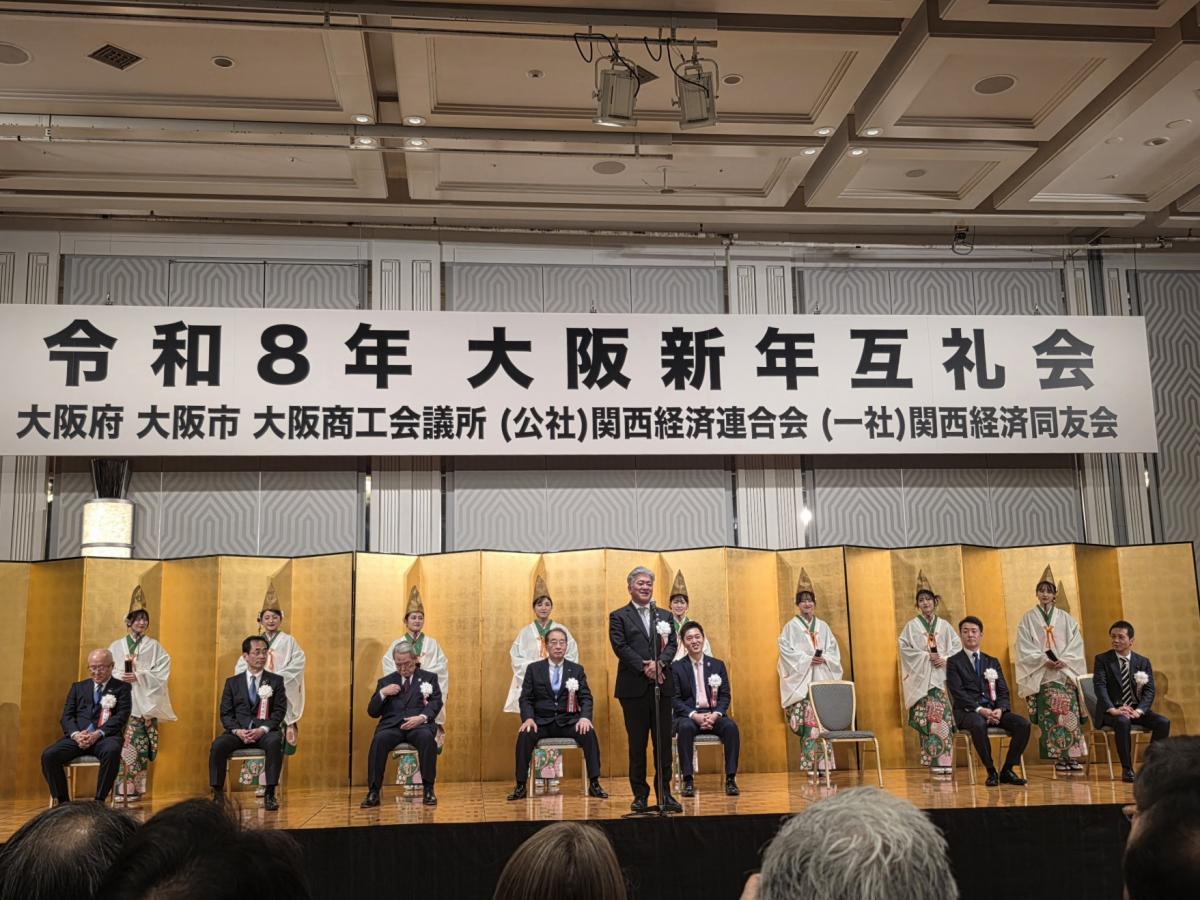 挨拶する金城議長