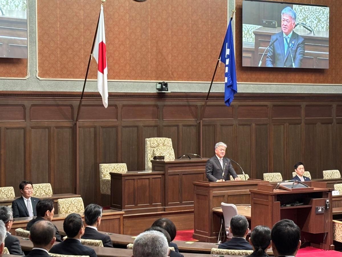 挨拶する金城議長