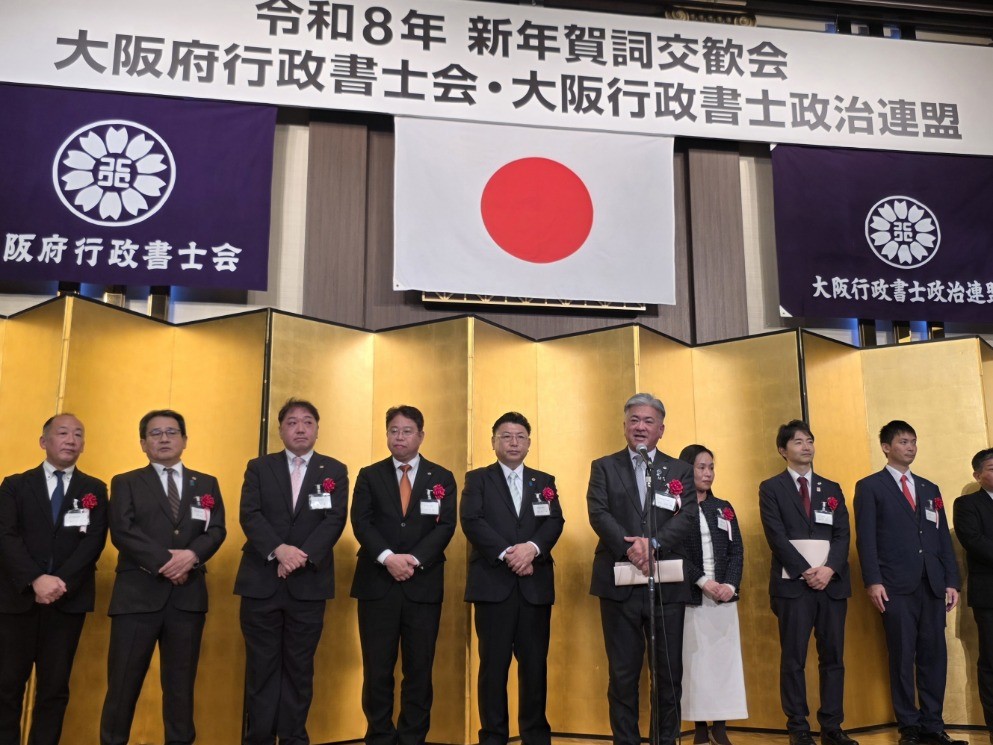 挨拶する金城議長