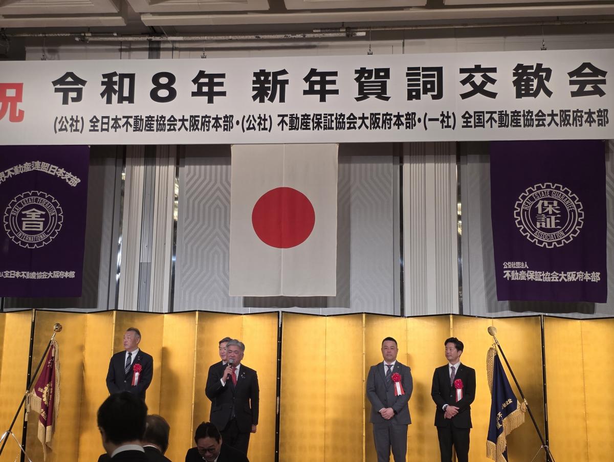 挨拶する金城議長