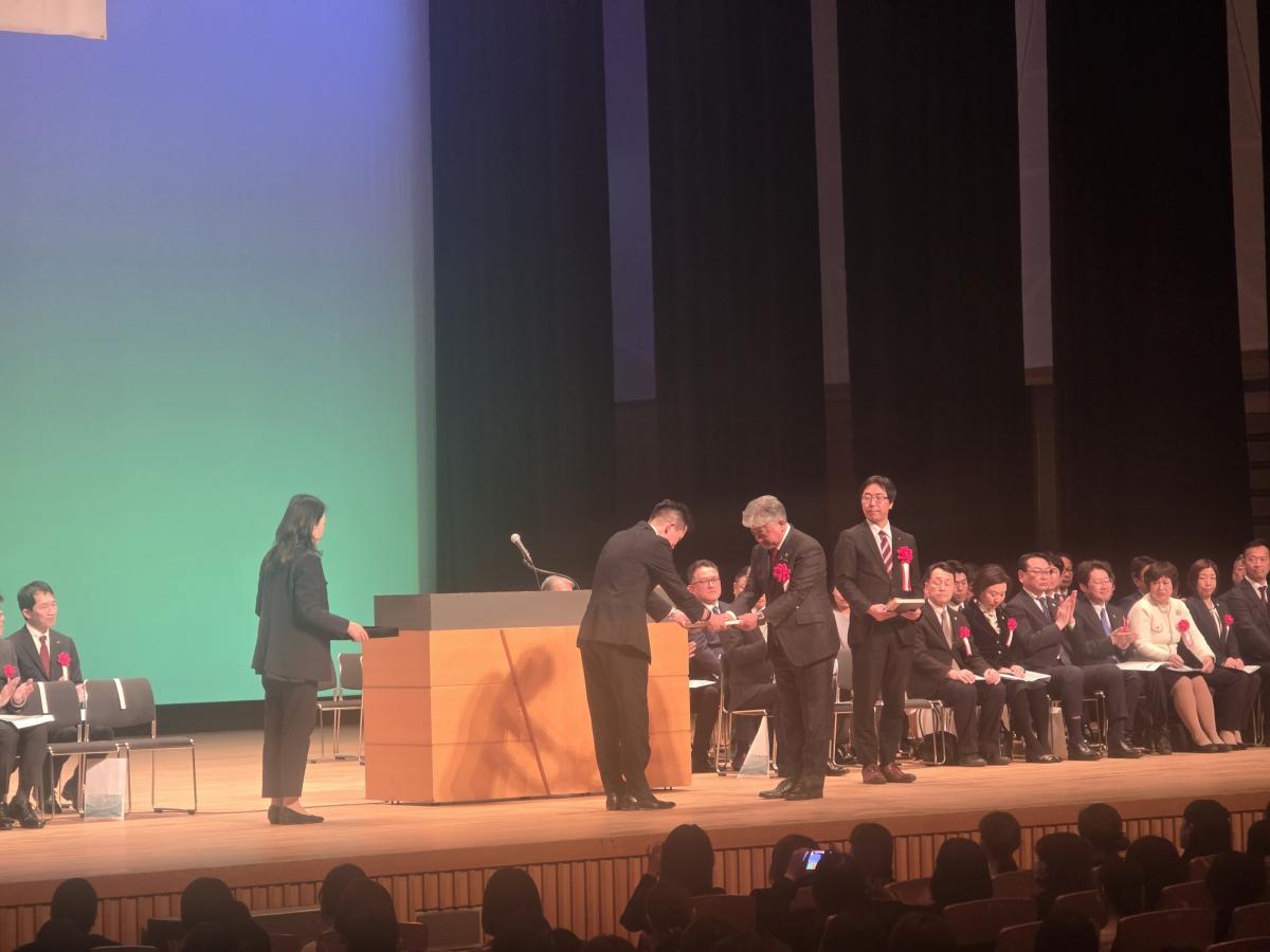 要望書を受け取る金城議長