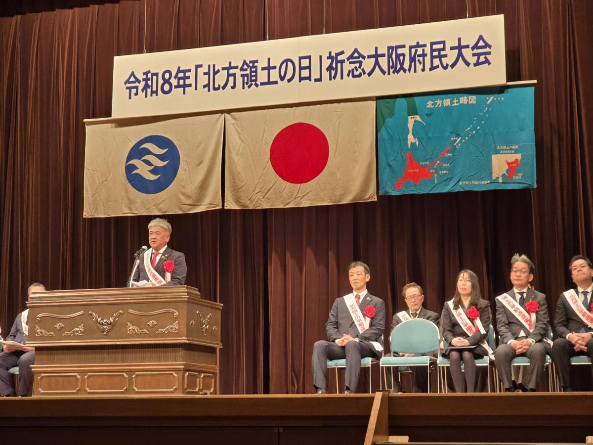 挨拶する金城議長