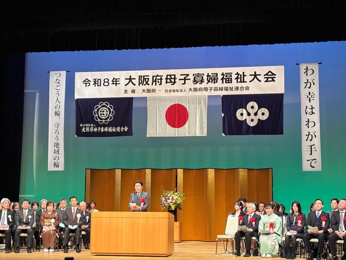 祝辞を述べる紀田副議長