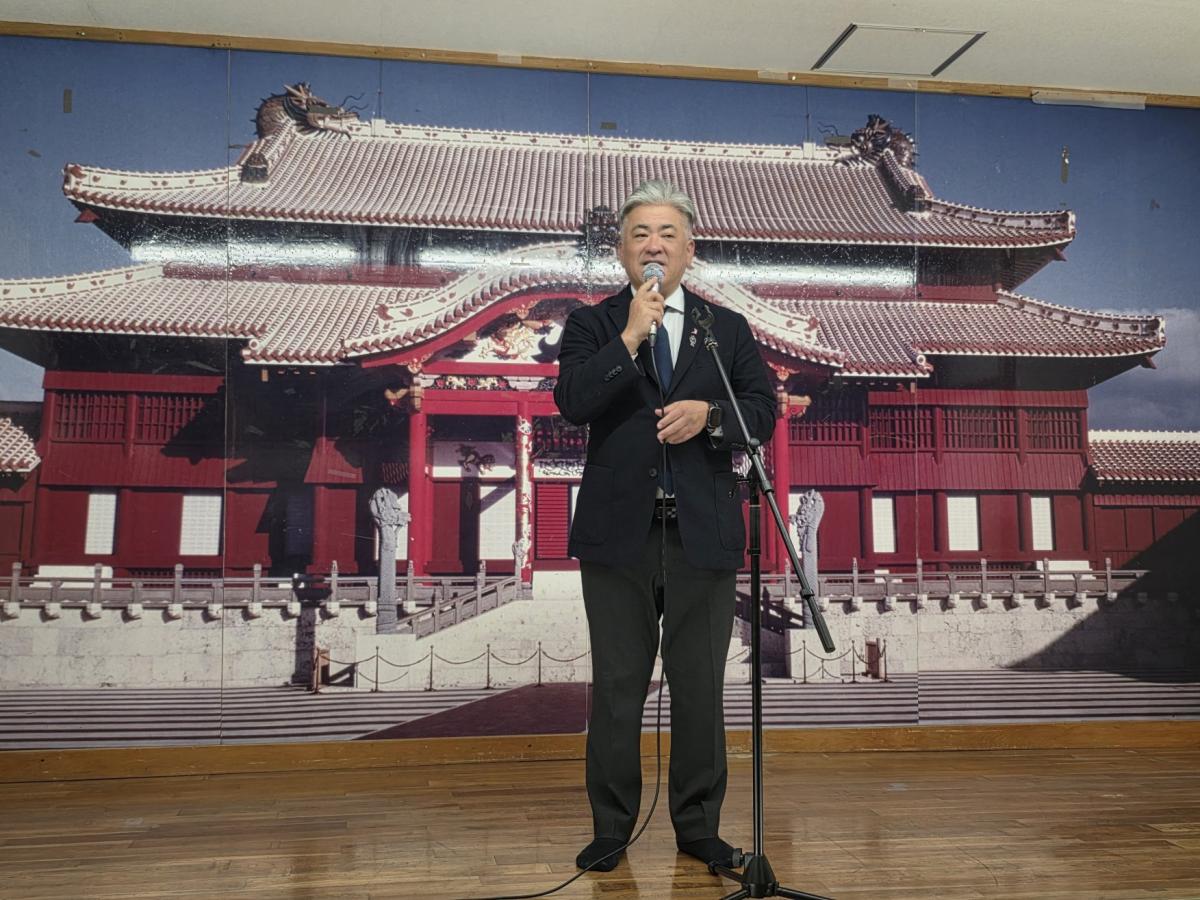 挨拶する金城議長