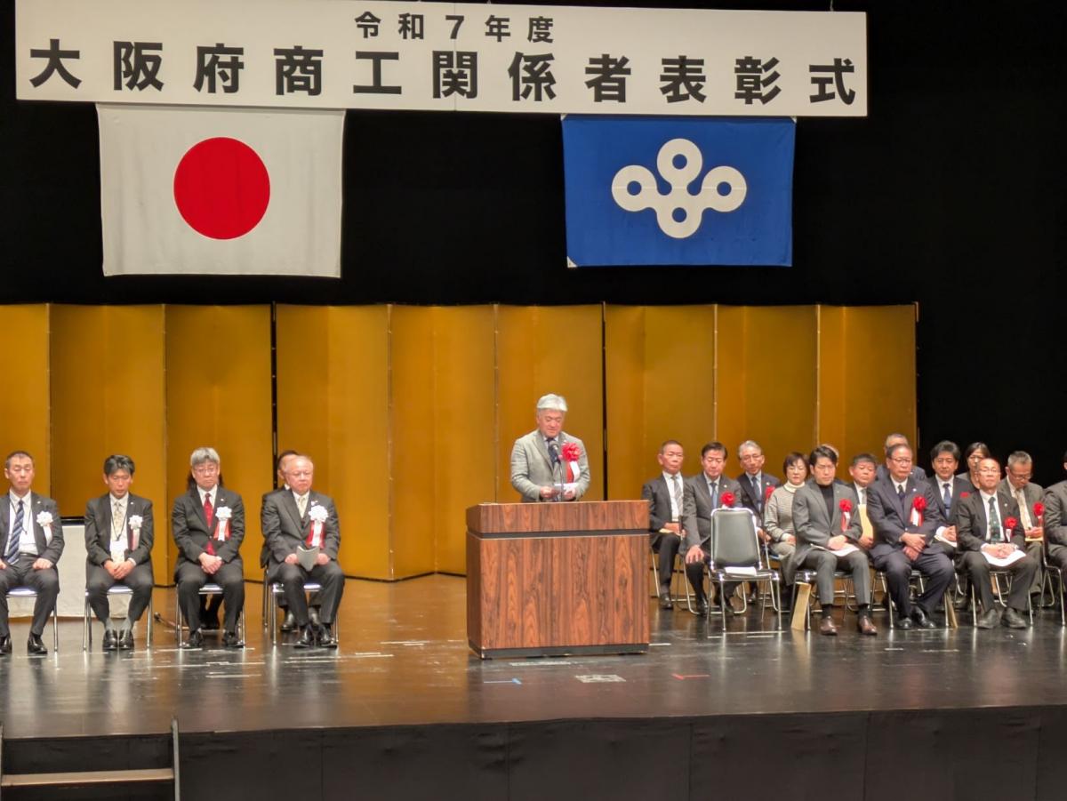 祝辞を述べる金城議長