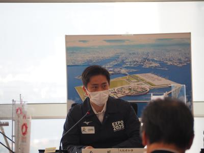 大阪府先島庁舎での万博に関する意見交換をする知事