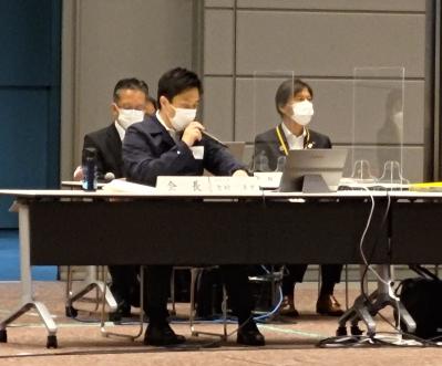 会議で発言する知事